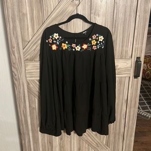 NEW w/o tags black tiered tunic with embroidered necklace and keyhole back.